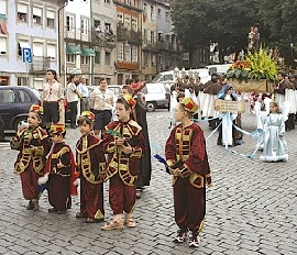 As festas religiosas refletem a identidade de um povo
